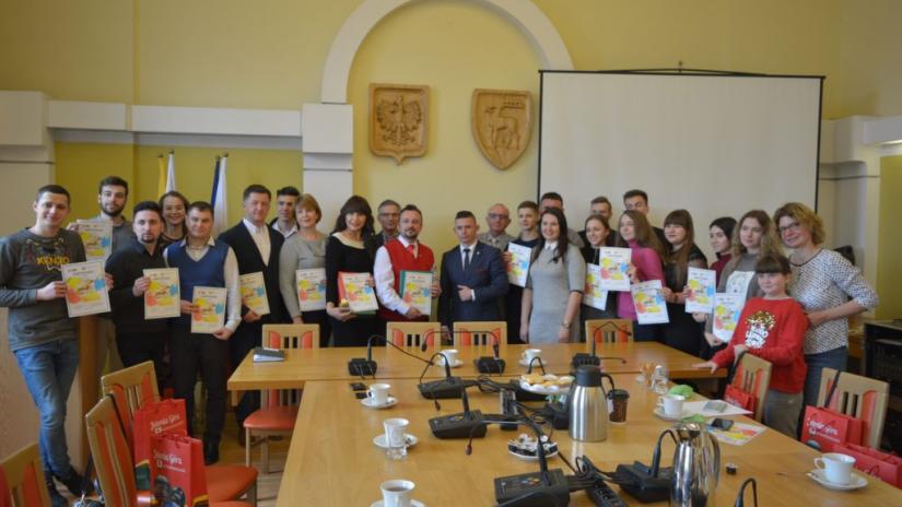 Studenci z Tarnopola na wspólnym zdjęciu z zastępcą prezydenta Konradem Sikorą.