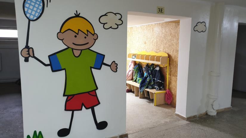 Zdjęcie korytarza szkolnego.