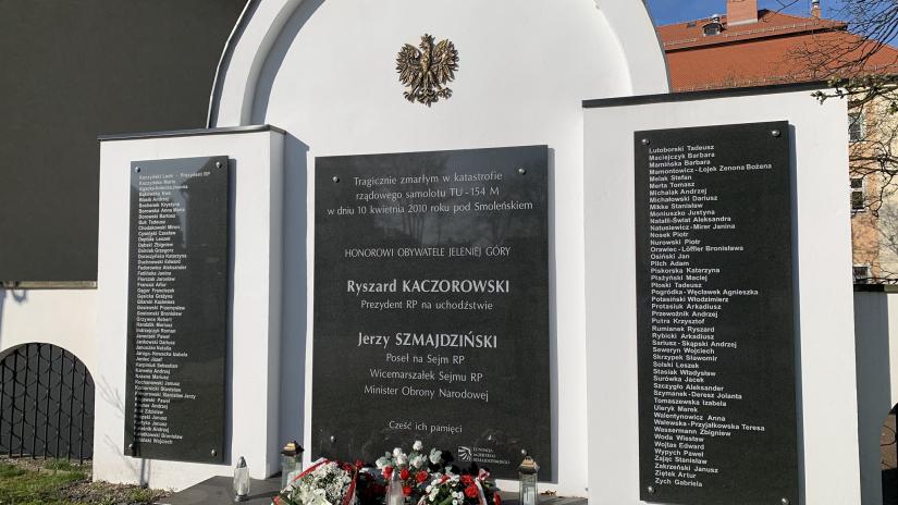 Tablica poświęcona ofiarom Katastrofy Smoleńskiej, znajdująca się na terenie Kościoła Garnizonowego w Jeleniej Górze.