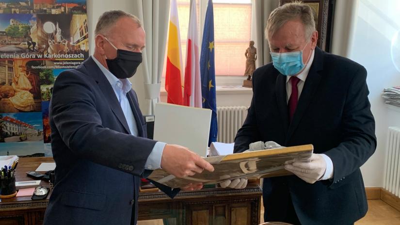 Prezydent Jeleniej Góry Jerzy Łużniak wręcza pamiątkowy rysunek dyrektorowi szkoły Eugeniuszowi Sroce.