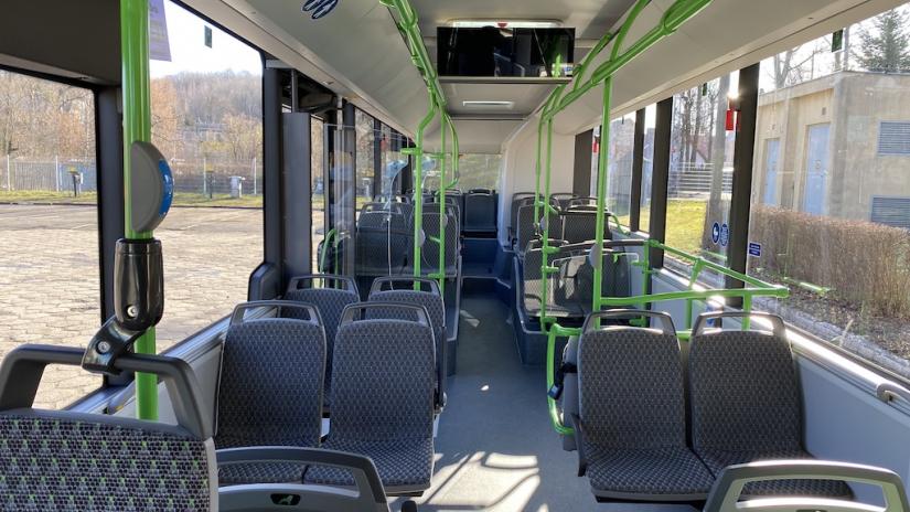 Wnętrze autobusu - siedzenia dla pasażerów.