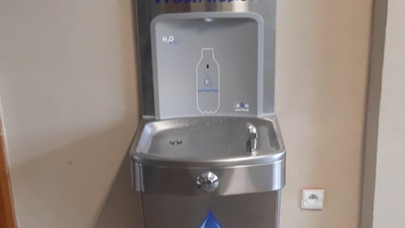 Urządzenie do podawania wody zainstalowane w korytarzu szkoły.