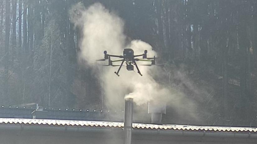 Dron nad dymiącym kominem.