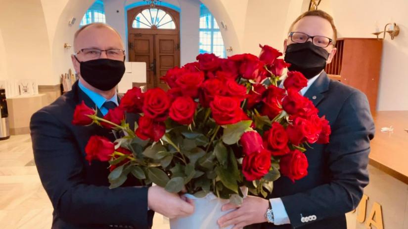 Prezydent Jerzy Łużniak i sekretarz miasta Daniel Lepieszo z bukietem róż.