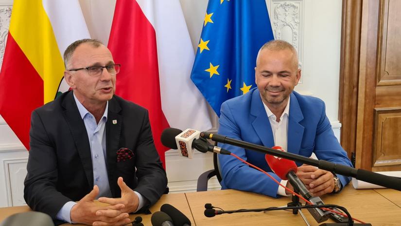 Prezydent Jerzy Łużniak i Piotr Śledź na konferencji prasowej.