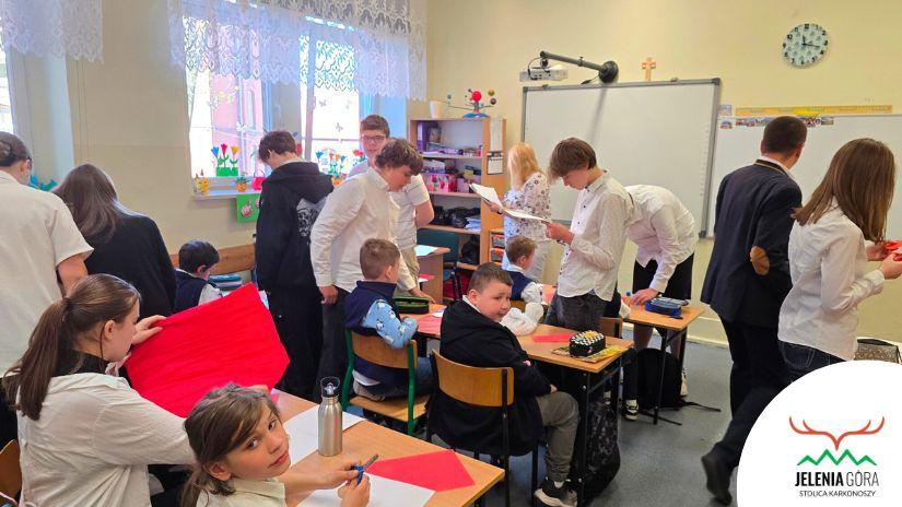 Kotylion dla Niepodległej w SP2