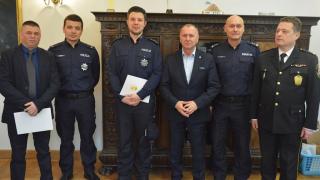 Wyróżnieni policjanci i operator monitoringu na spotkaniu z prezydentem Jeleniej Góry.
