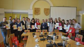Studenci z Tarnopola na wspólnym zdjęciu z zastępcą prezydenta Konradem Sikorą.