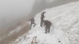 Pracownicy KPN przekopują pokrywę śnieżną na szlaku.
