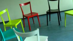 Kolorowe krzesła.