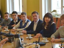 Studenci z Tarnopola na spotkaniu z zastępcą prezydenta Konradem Sikorą.