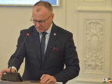 Prezydent Jerzy Łużniak prezentuje sprawozdanie z działalnosci między sesjami.