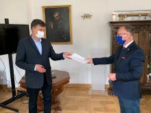Romuald Szpot otrzymuje nominację z rąk prezydenta Jerzego Łuzniaka.