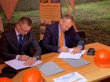 Prezes ECO Kogeneracja i prezes firmy Introl-Energomontaż i Ferox Energy Systems podpisują umowę.