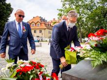 Zastępca prezydenta Jeleniej Góry Janusz Łyczko składa kwiaty pod pomnikiem Wolność i Niepodległość.