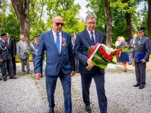 Zastępca prezydenta Jeleniej Góry Janusz Łyczko składa kwiaty pod pomnikiem Wolność Krzyżami się Mierzy.