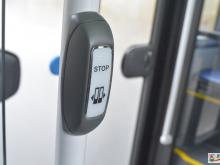 Przycisk "STOP" w autobusie.