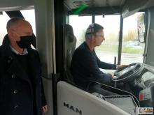 Prezydent Jerzy Łużniak przygląda się pracy kierowcy autobusu.