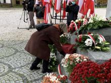 Radna Gabriela Zawiła składa kwiaty.