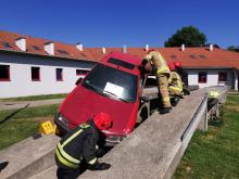 Ćwiczenia strażaków - wyciąganie poszkodowanego z wraku samochodu.